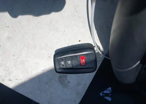 2019 Toyota Prius Xle z USA, uszkodzony, nr VIN JTDKARFUXK3084415